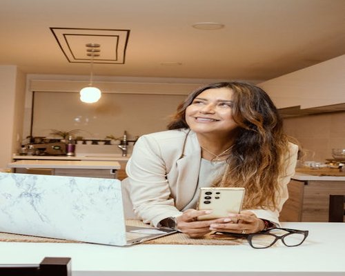 Joven colombiana trabajando desde casa con buena iluminación natural