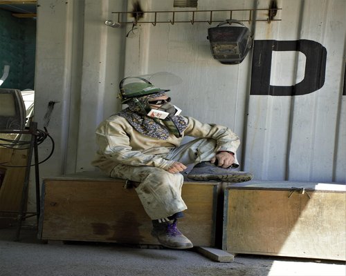 Equipo de trabajo colaborando en una mesa